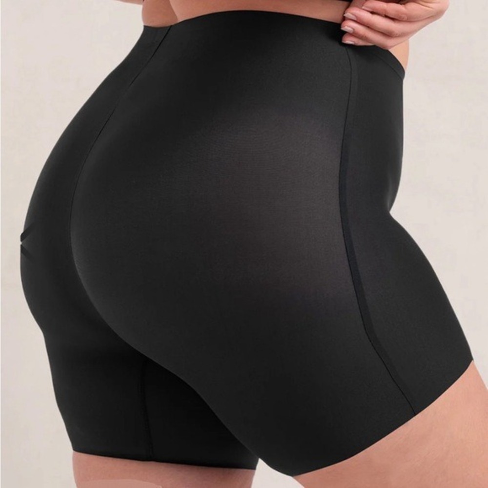 Truekind® Seamless Stretch Mid-Waist Short in Black size 0-14 NWT‎ 38422